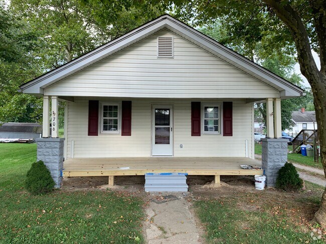 Front Porch - 706 N Bridge St Rental