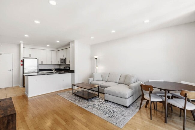 Photo - Mt Vernon Square Condo | 1 Bed | 1 Bath | 700 Sf | Private Balcony Unidad 1103