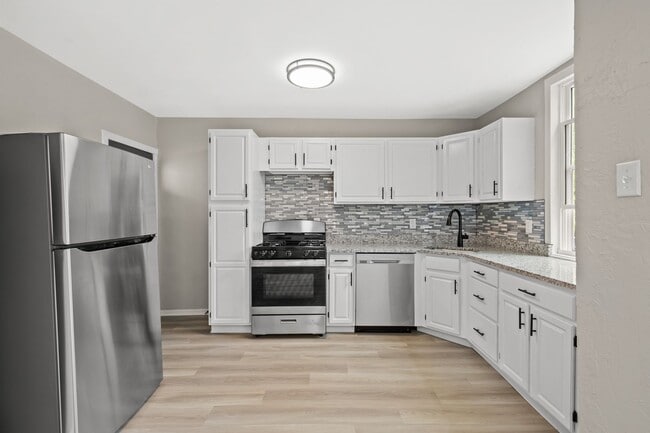 Building Photo - Stunning 2 bedroom home in Carrick availab...