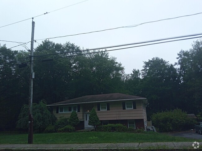 Building Photo - 225 Hempstead Rd Rental