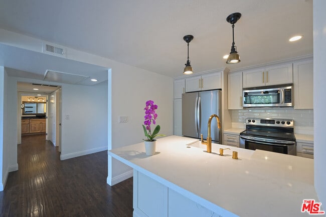 Building Photo - 10535 Wilshire Blvd Unit 608 Rental