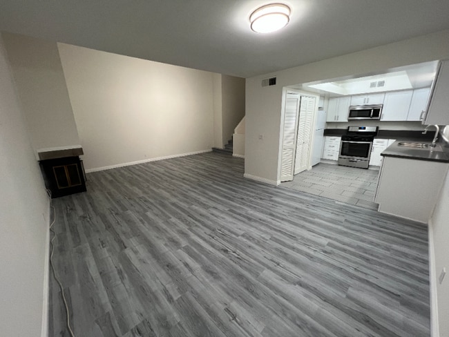 Photo - 1600 S Bentley Ave Unidad 3