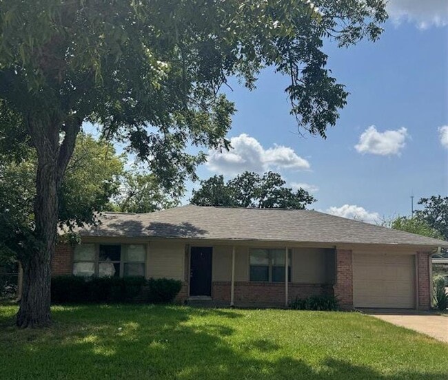 Building Photo - Tons of Character in this 3/2 Rental