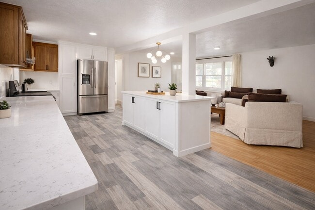 Photo - 553 W Center St