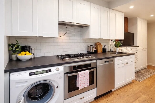 Building Photo - 260 Elizabeth St