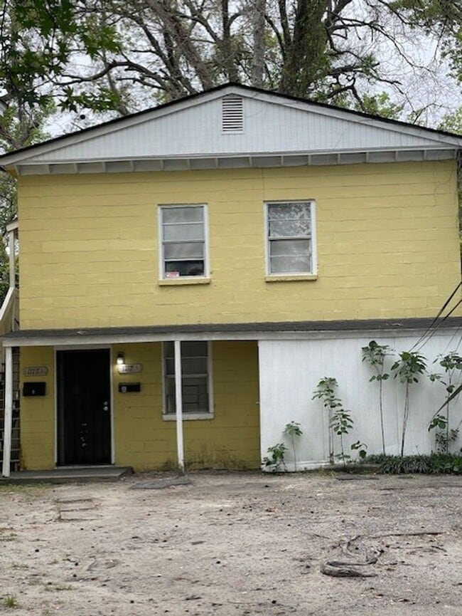 Building Photo - Updated Downstairs 2 Bedroom and 1 Bathroom Carriage House