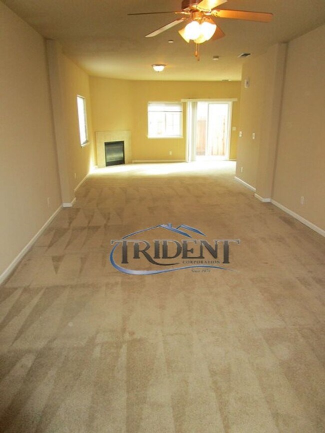Photo - 406 Hetherington Cir