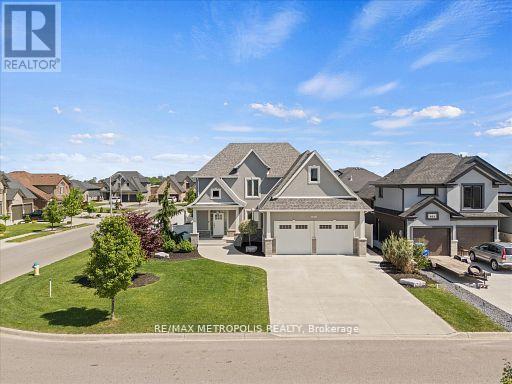 Photo - 925 Lakewood Cres