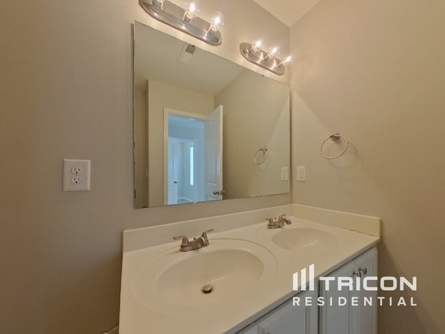 Photo - 5819 Hewitt Dr