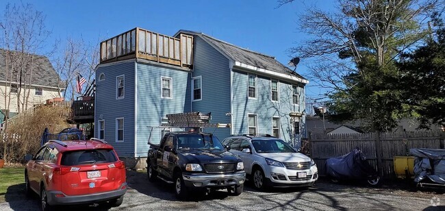 Building Photo - 171R Pleasant St Unit 171 R#3 Pleasant Rental