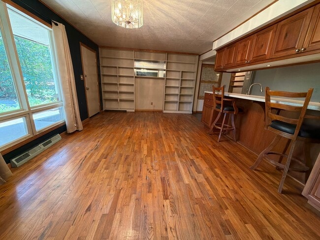 Photo - 105 Hankins Ln