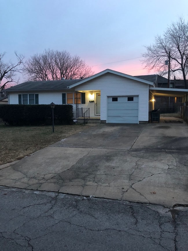 Building Photo - 6 W 32nd St