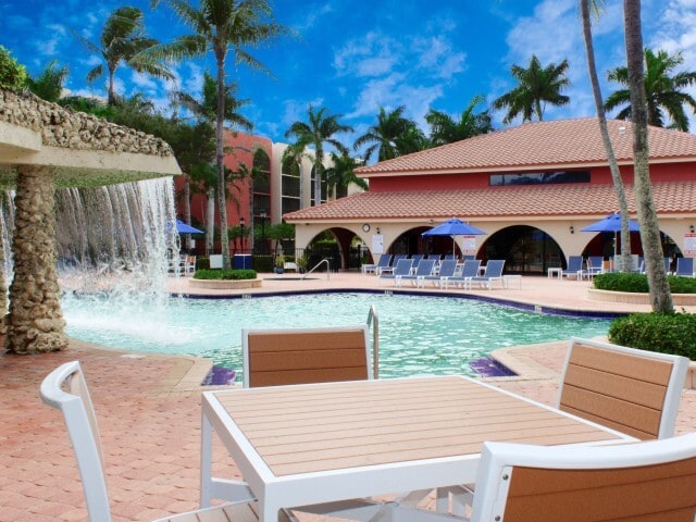 Piscina, cascada y terraza - Aventura Harbor Apartments