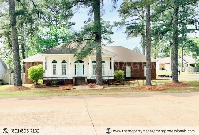 Building Photo - Renovated beauty near the country club and golf course!