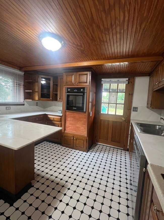 Photo - Spacious 3 Bedroom House Available Now!