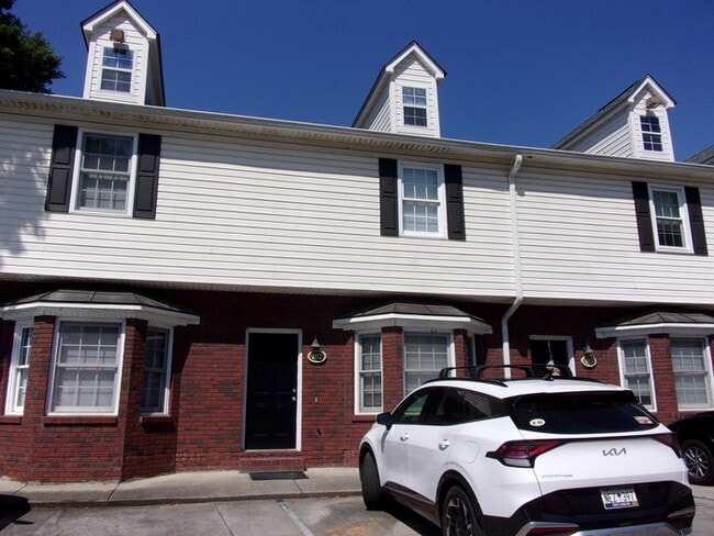 Building Photo - Beautifully Updated 2 Bedroom 2 Bath Townhome Minutes to Downtown Rock Hill