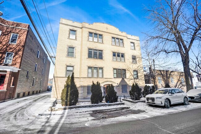 Building Photo - 1608 W Byron St Unit 2E