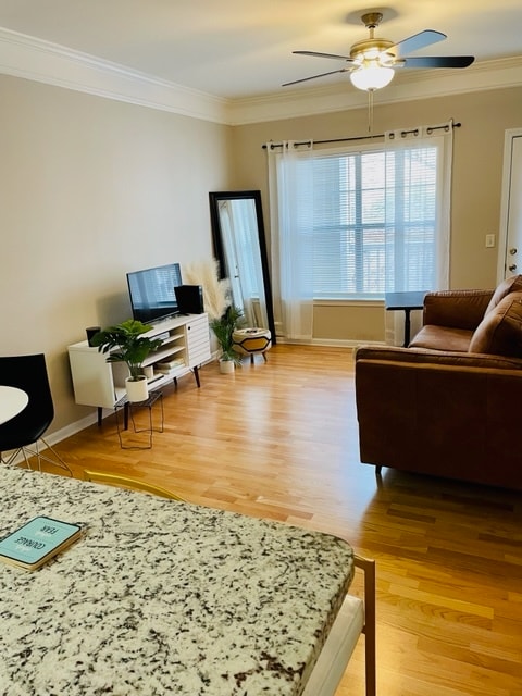 Sala de estar con balcón. - 2700 Pine Tree Rd NE Unidad 1214