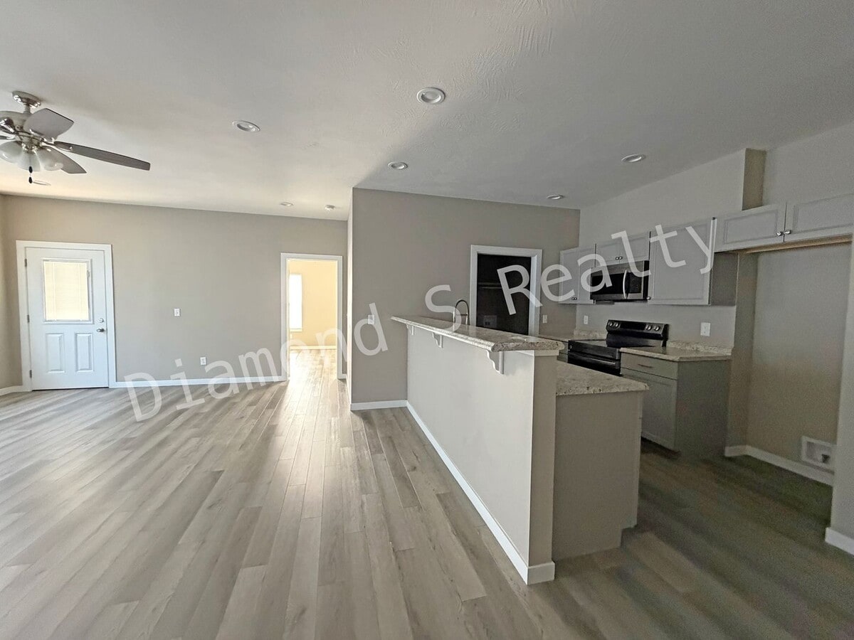 Photo - Georgeous 4 Bedroom Home - Ozark Schools!