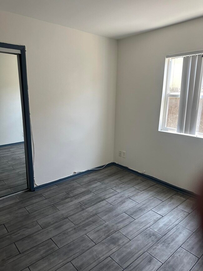 Photo - 1245-1247 E 40th Pl