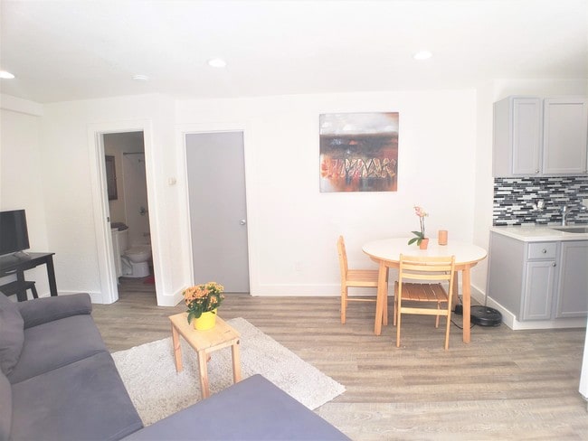 Building Photo - 5421 Market St Unit C