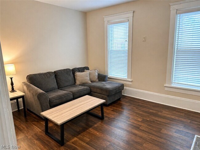 Photo - 1855 W 58th St Unidad 2/UP