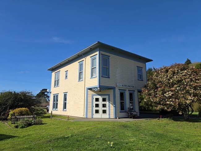 Building Photo - Distinctive Alton home offers charming living opportunity!