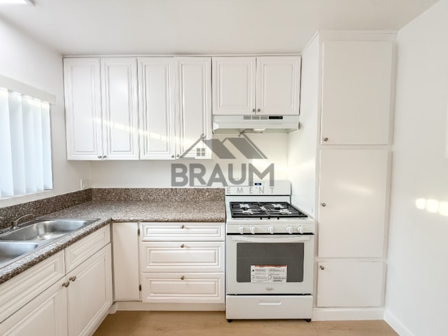13115 Oxnard St Unit 13