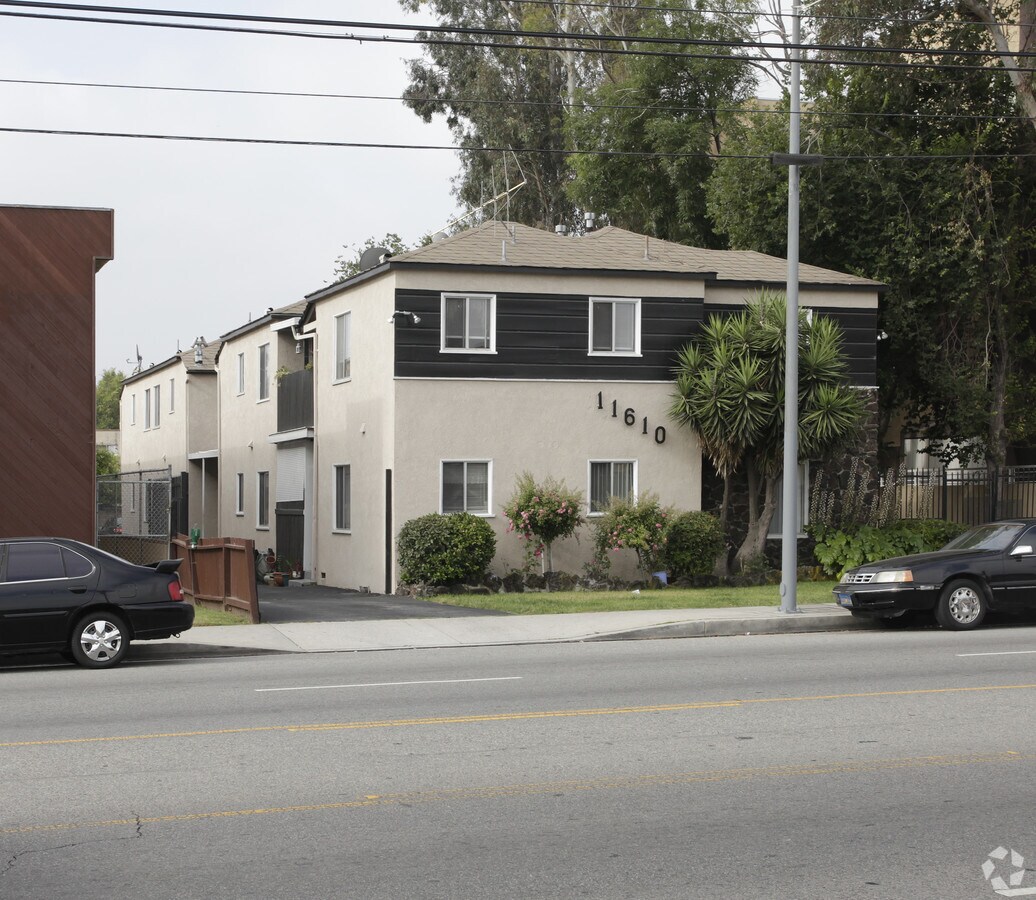 Photo - 11610 Oxnard St