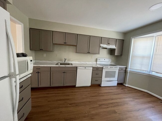 Photo - A three bedroom plus den, three and one half bath townhouse conveniently located in Rockville Mar...