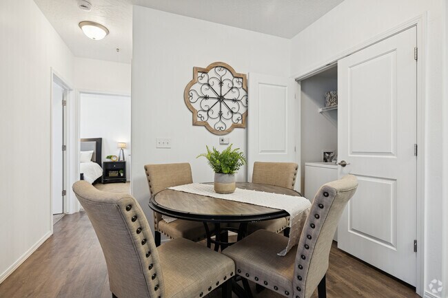 2BR, 2BA - 1,010SF