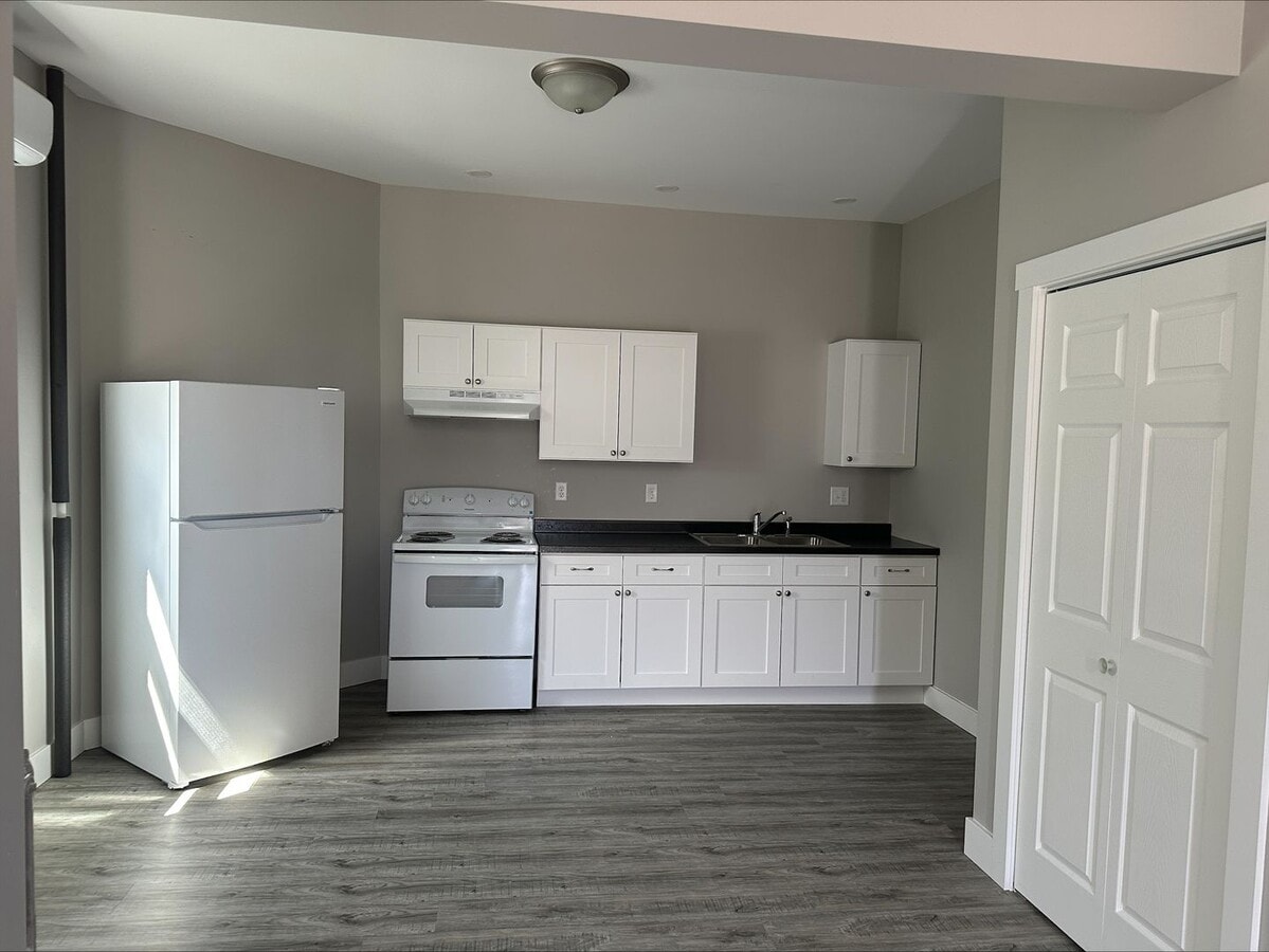 Efficiency Unit - Freshly Remodeled - Efficiency Unit - Freshly Remodeled Unit DBQ - 1449-01