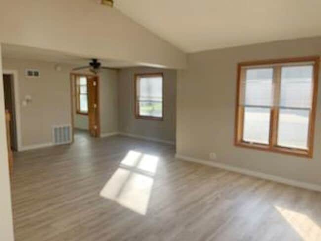 Bright South Side Home - Bright South Side Home