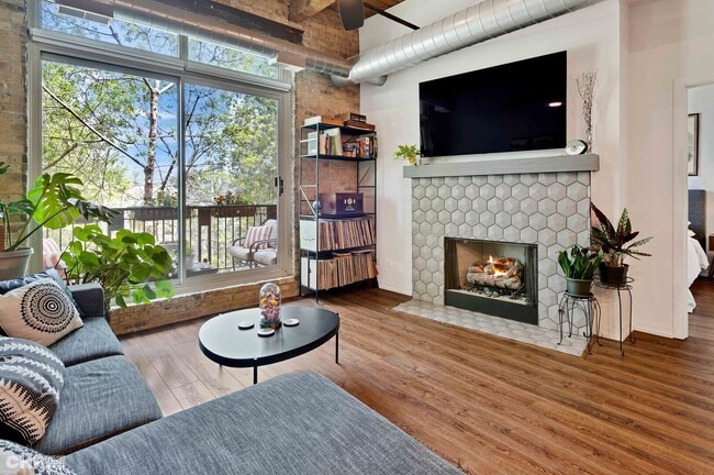 Photo - 1740 N Maplewood Ave Unit 305