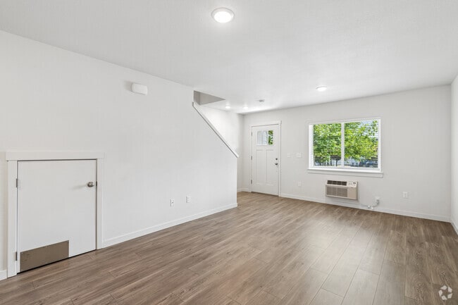 2BR, 2BA - 1,015SF - Living Room