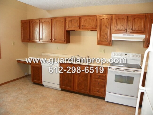 Photo - End Unit Townhouse Available June 1st, Vaulted Ceilings, Large Patio, Loft Area