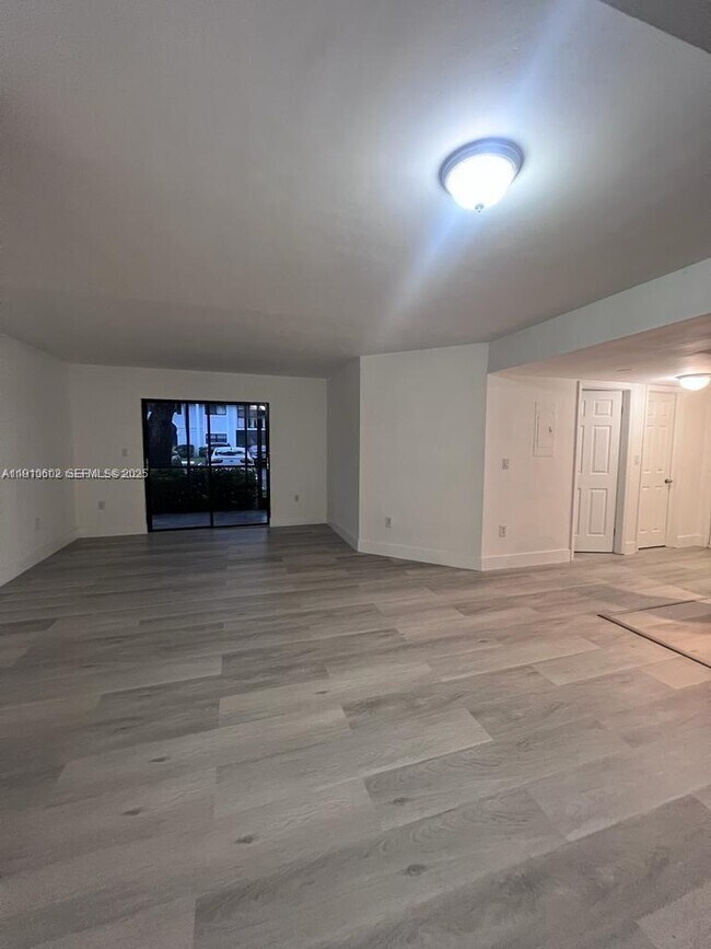 Photo - 933 NE 199th St Unidad 104