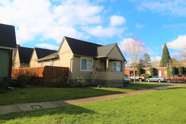 4 bed/2 bath 1000 feet From Monroe - 4 bed/2 bath 1000 feet From Monroe House