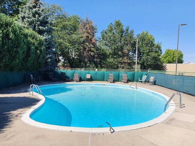 Beautiful pool - 20333 Detroit Rd Unit 511