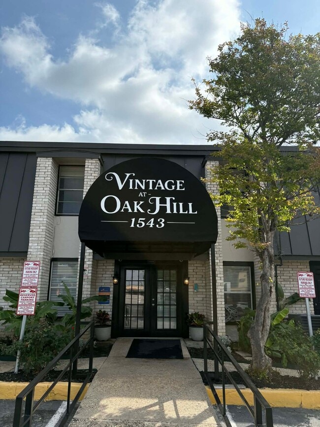 Building Photo - Vintage at Oak Hill