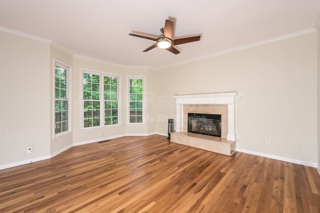 Photo - 985 Taylor Pkwy