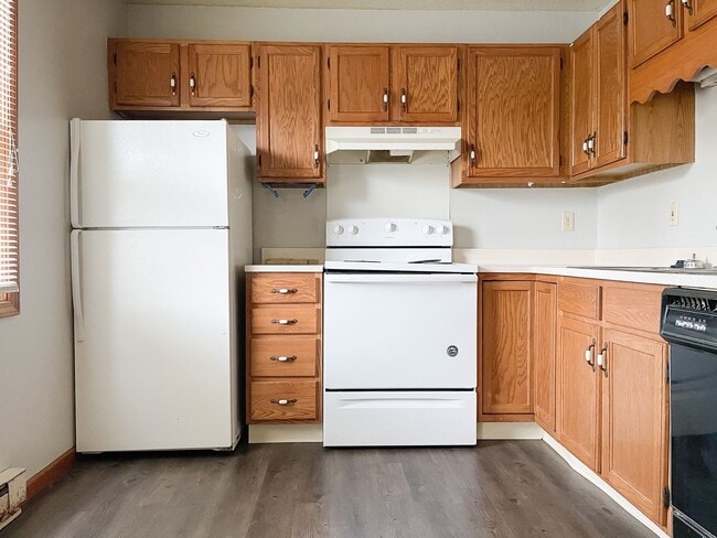 Building Photo - Updated Close to Everything Unit 131-Apt B