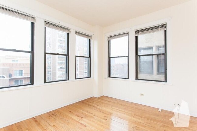 Photo - 4242 N Sheridan Rd