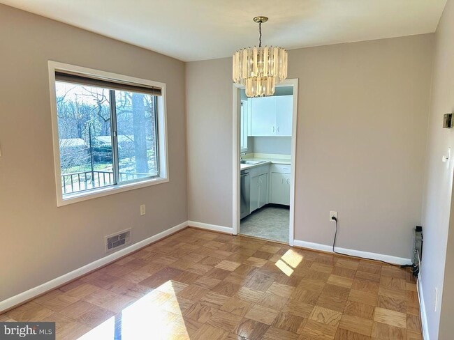 Building Photo - 10670 Weymouth St Unit 202