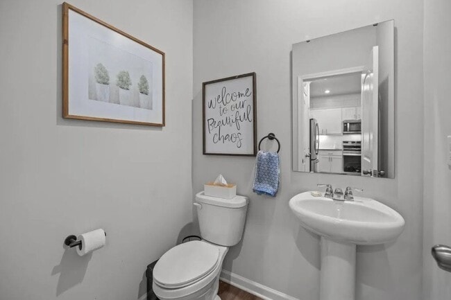 Powder room - 7718 Nelson Rd