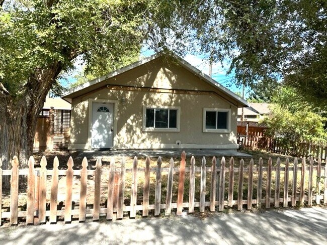 2 bedroom house with a garage in the tree ... - 2 bedroom house with a garage in the tree ...