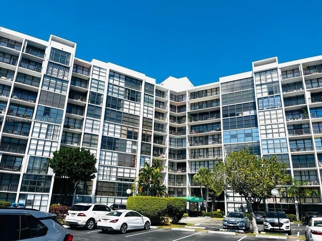 Photo - 1000 Parkview Dr Unit 605