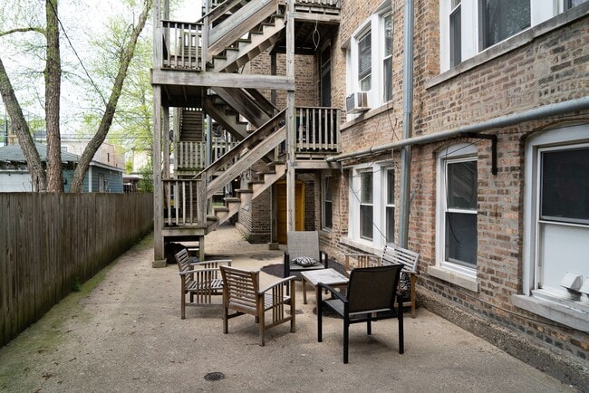 Photo - Lincoln Square / Ravenswood - 2 Bed / 1 Bath - Heat Included Unit 1911-3