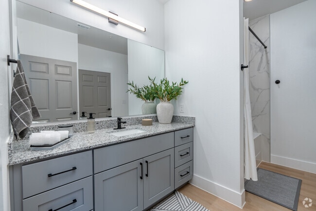 1BR, 1BA - 731SF - Bathroom