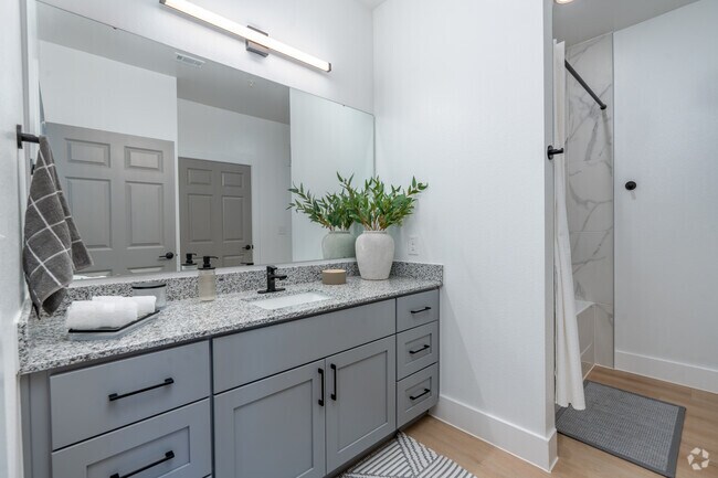 1BR, 1BA - 731SF - Bathroom - Woods at Forest Crossing